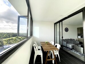 Outdoor dining - High Floor Skyline view 2Br close2Olympic park (Wentworth Point)