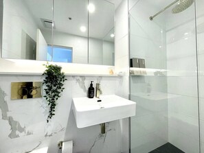 Hair dryer, towels, soap, shampoo - GREEN Skyline View2BR close to Easter Show (Wentworth Point)