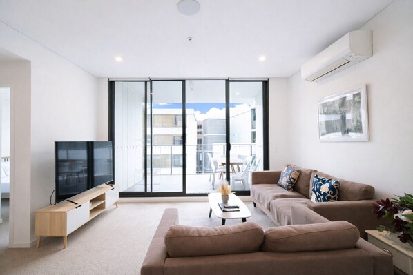 TV - Spacious cozy2BR@close to OlympicPark free carpark (Wentworth Point)