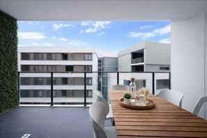 Outdoor dining - Spacious cozy2BR@close to OlympicPark free carpark (Wentworth Point)