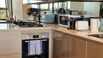 Fridge, cookware/dishes/utensils