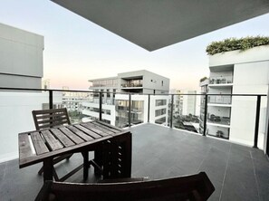 Outdoor dining - SkyPark Oasis Retreat 2Br@ close to Olympicpark (Wentworth Point)