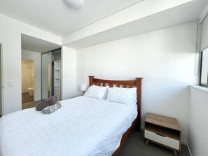 2 bedrooms, desk, iron/ironing board, WiFi - SkyPark Oasis Retreat 2Br@ close to Olympicpark (Wentworth Point)