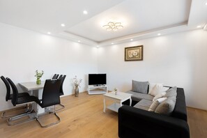 TV - Lutherstadt 2 Apartment with Shared Terrace and Wi-Fi (Lutherstadt Wittenberg)