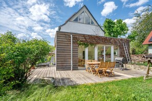 Outdoor dining - Holiday Home 'Im Vorwerk Nickern' with Private Terrace, Private Garden and Wi-Fi (Dresden)