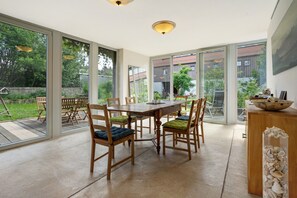 Dining - Holiday Home 'Im Vorwerk Nickern' with Private Terrace, Private Garden and Wi-Fi (Dresden)