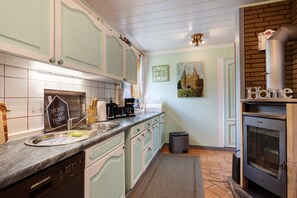 Réfrigérateur, four à micro-ondes, un four, surface de cuisson