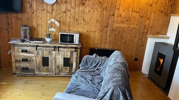 Een televisie en een open haard