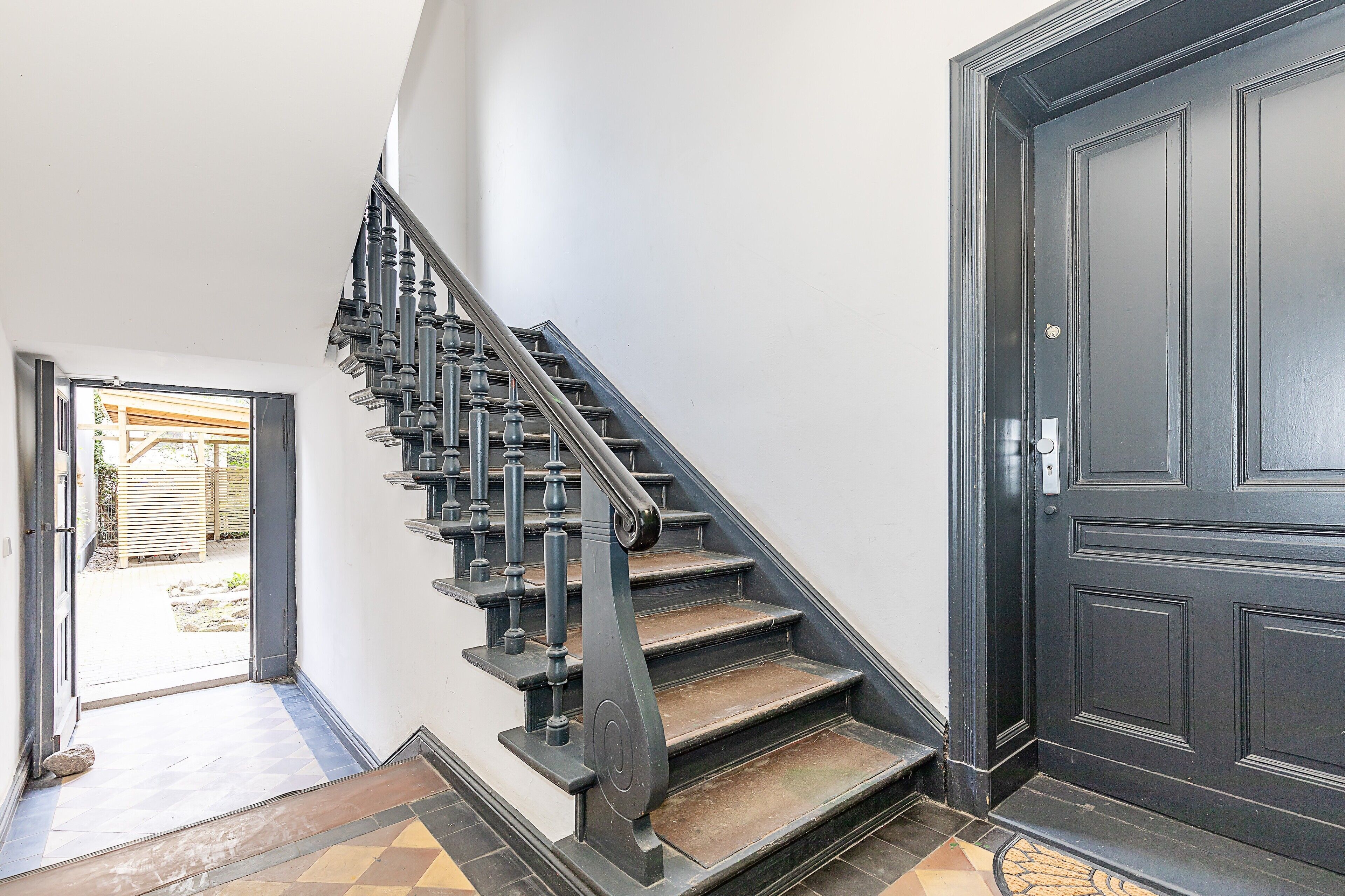 المنشأة من الداخل