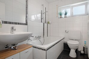 Een douche, gratis toiletartikelen, een haardroger, handdoeken