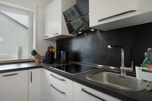 Geladeira, micro-ondas, fogão, cooktop