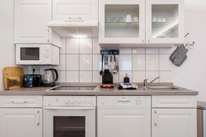 Køleskab, mikrobølgeovn, ovn, kogeplade