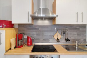 Fridge, stovetop, coffee/tea maker, electric kettle