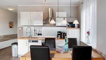 Kühlschrank, Herdplatte, Wasserkocher mit Kaffee-/Teezubehör