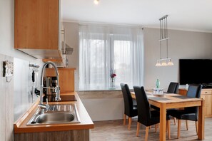 Fridge, stovetop, coffee/tea maker, electric kettle