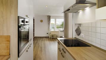 Køleskab, kogeplade, kaffe-/temaskine, elkedel