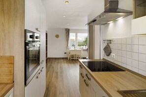 Refrigerador, parrilla de estufa, cafetera y tetera y tetera eléctrica 