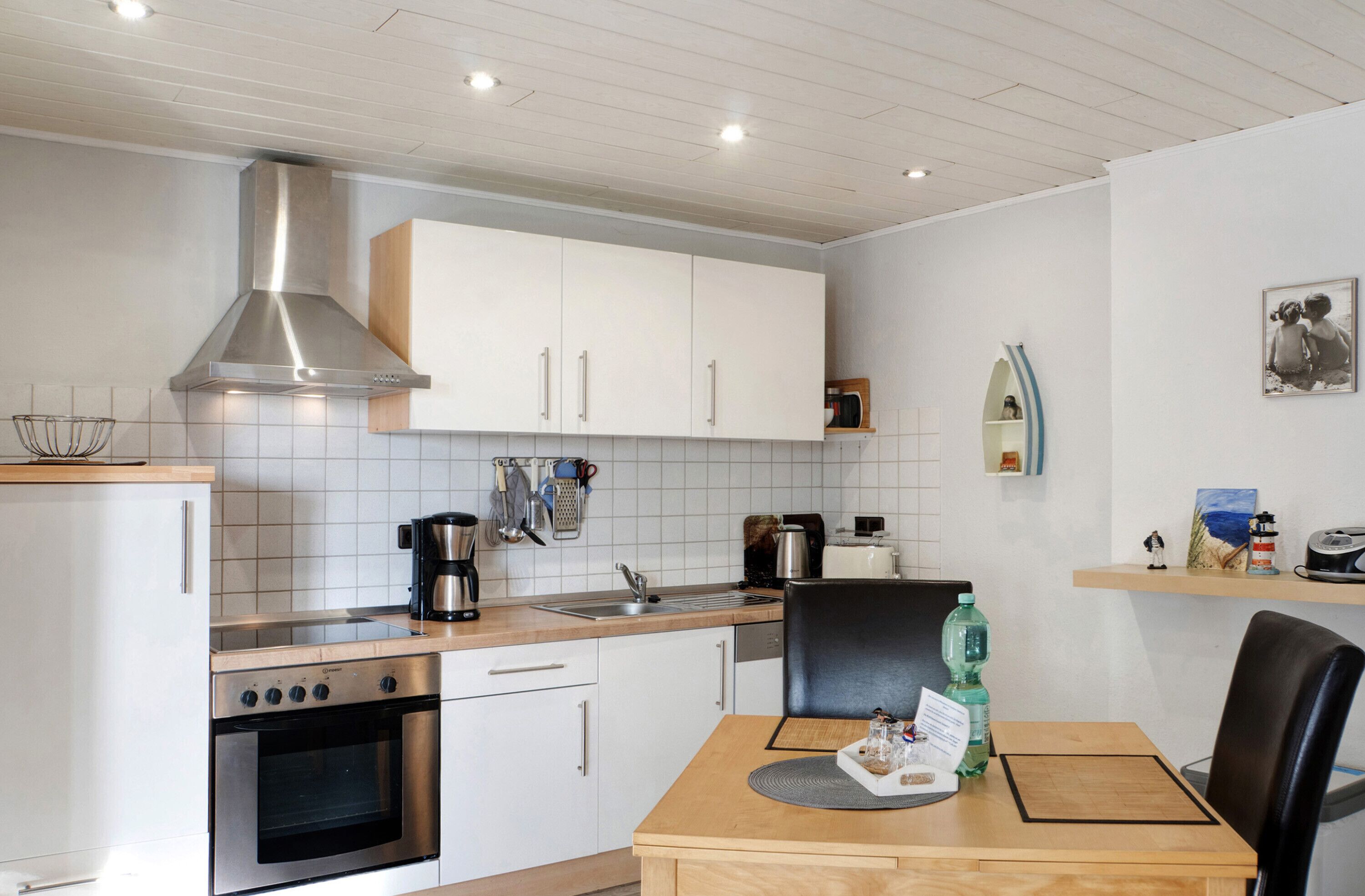 Een koelkast, een kookplaat, een koffiezetapparaat/waterkoker