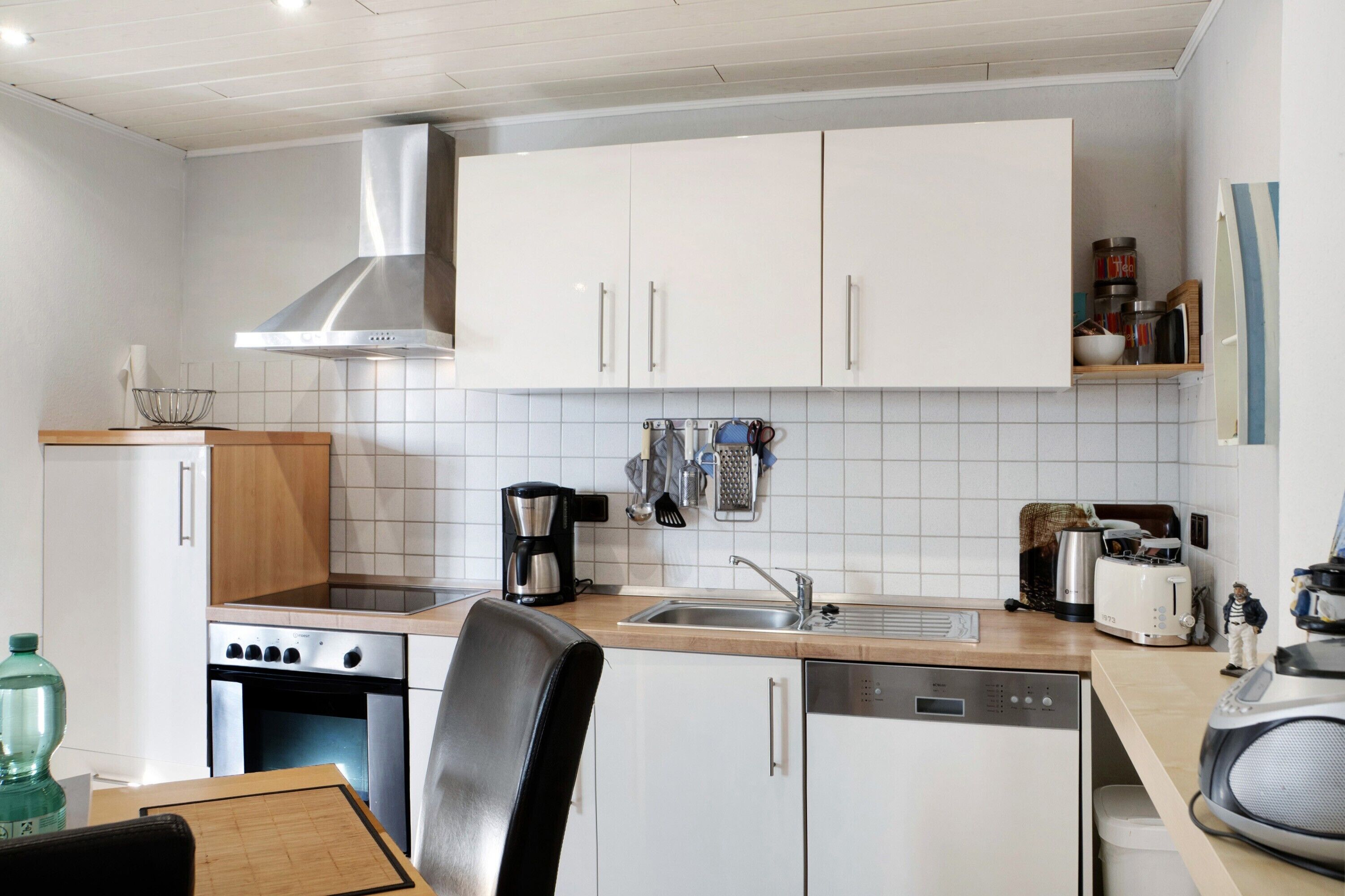 Kühlschrank, Herdplatte, Wasserkocher mit Kaffee-/Teezubehör