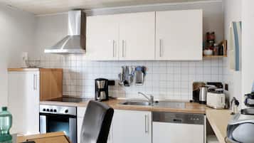 Kühlschrank, Herdplatte, Wasserkocher mit Kaffee-/Teezubehör