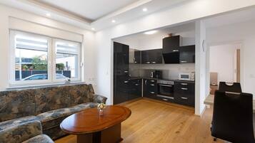 Refrigerador, microondas, horno, placa de cocina