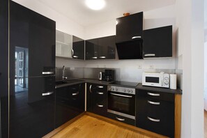 Een koelkast, een magnetron, een oven, een kookplaat