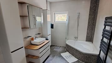 Ducha, artículos de tocador gratuitos, secador de pelo, toallas