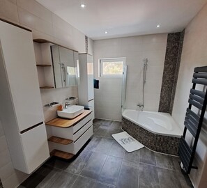 Doccia, set di cortesia gratuito, asciugacapelli, asciugamani