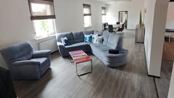 Televisión, consola de videojuegos, estéreo