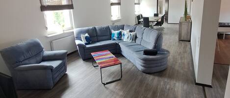 Televisión, consola de videojuegos, estéreo