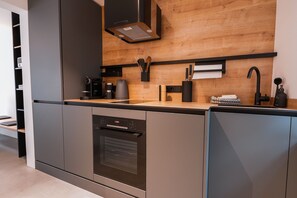 Frigorifero, forno, piano cottura, lavastoviglie