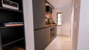 Een koelkast, een oven, een kookplaat, een vaatwasser