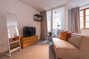 Een televisie en een stereo