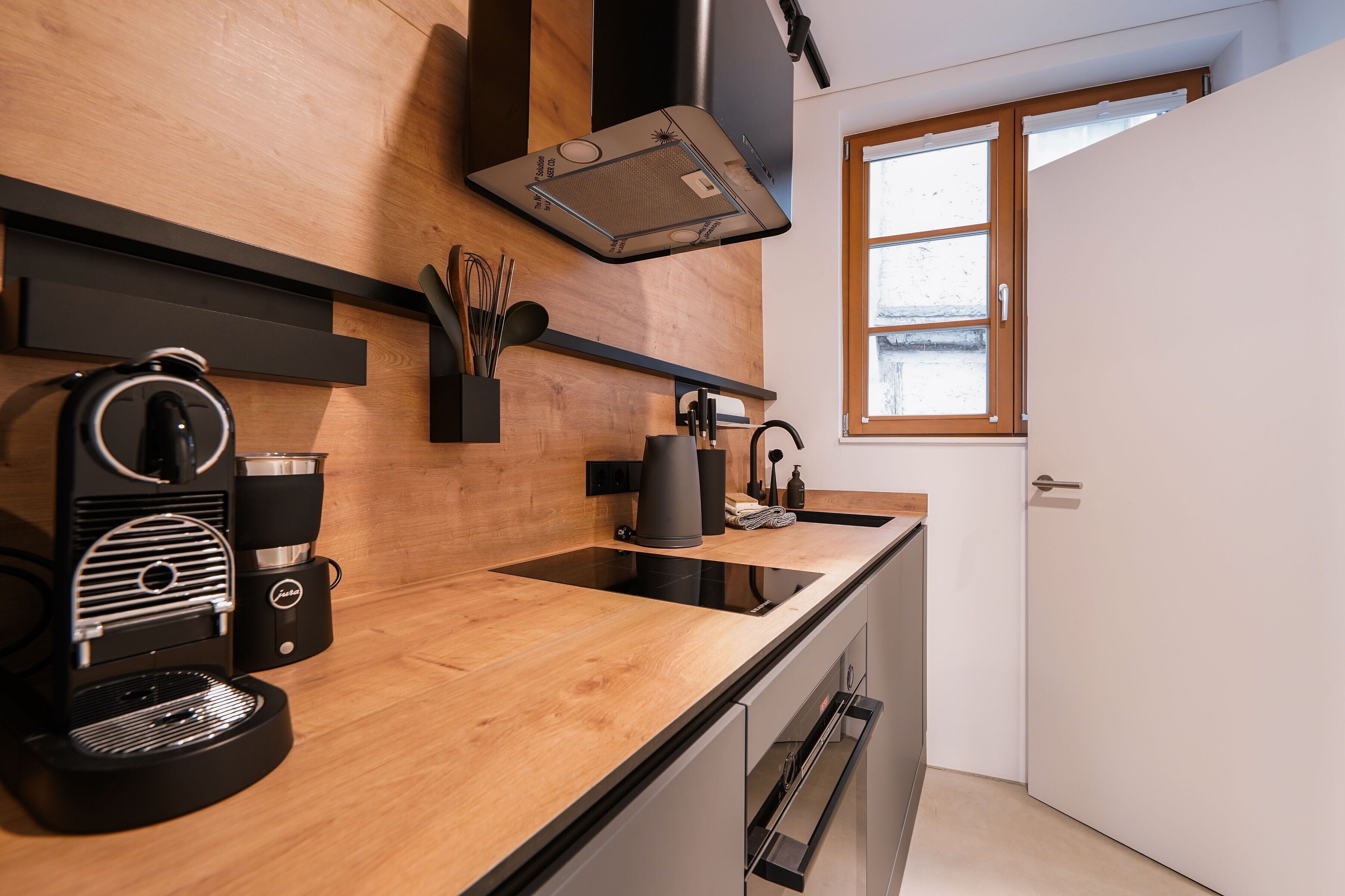 Réfrigérateur, un four, surface de cuisson, lave-vaisselle