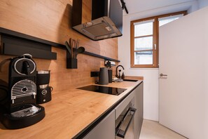 Een koelkast, een oven, een kookplaat, een vaatwasser