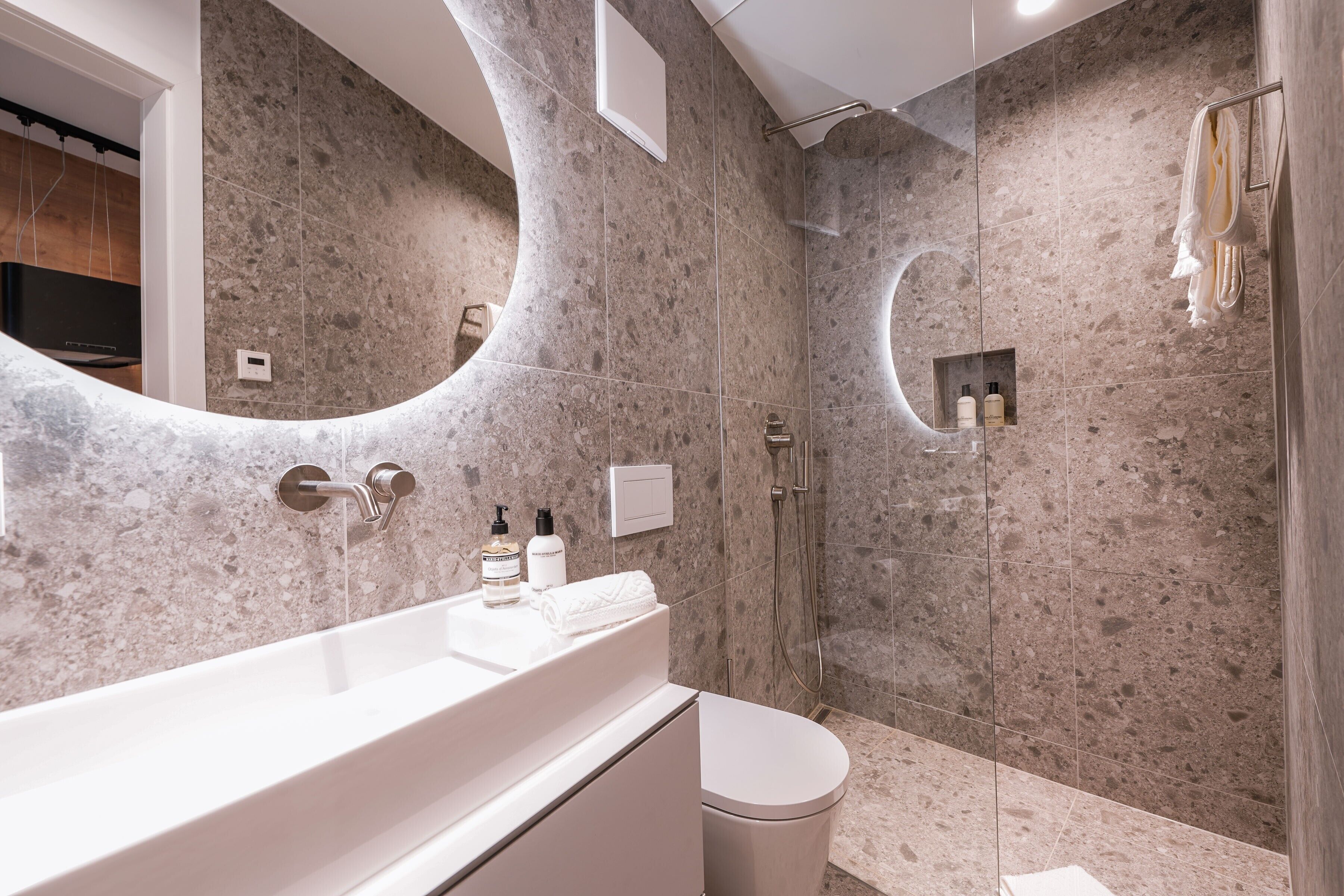 Dusche, Haartrockner, Handtücher