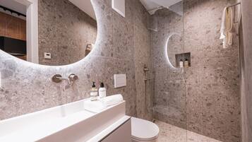 Bruser, hårtørrer, håndklæder