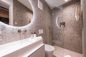 Een douche, een haardroger, handdoeken