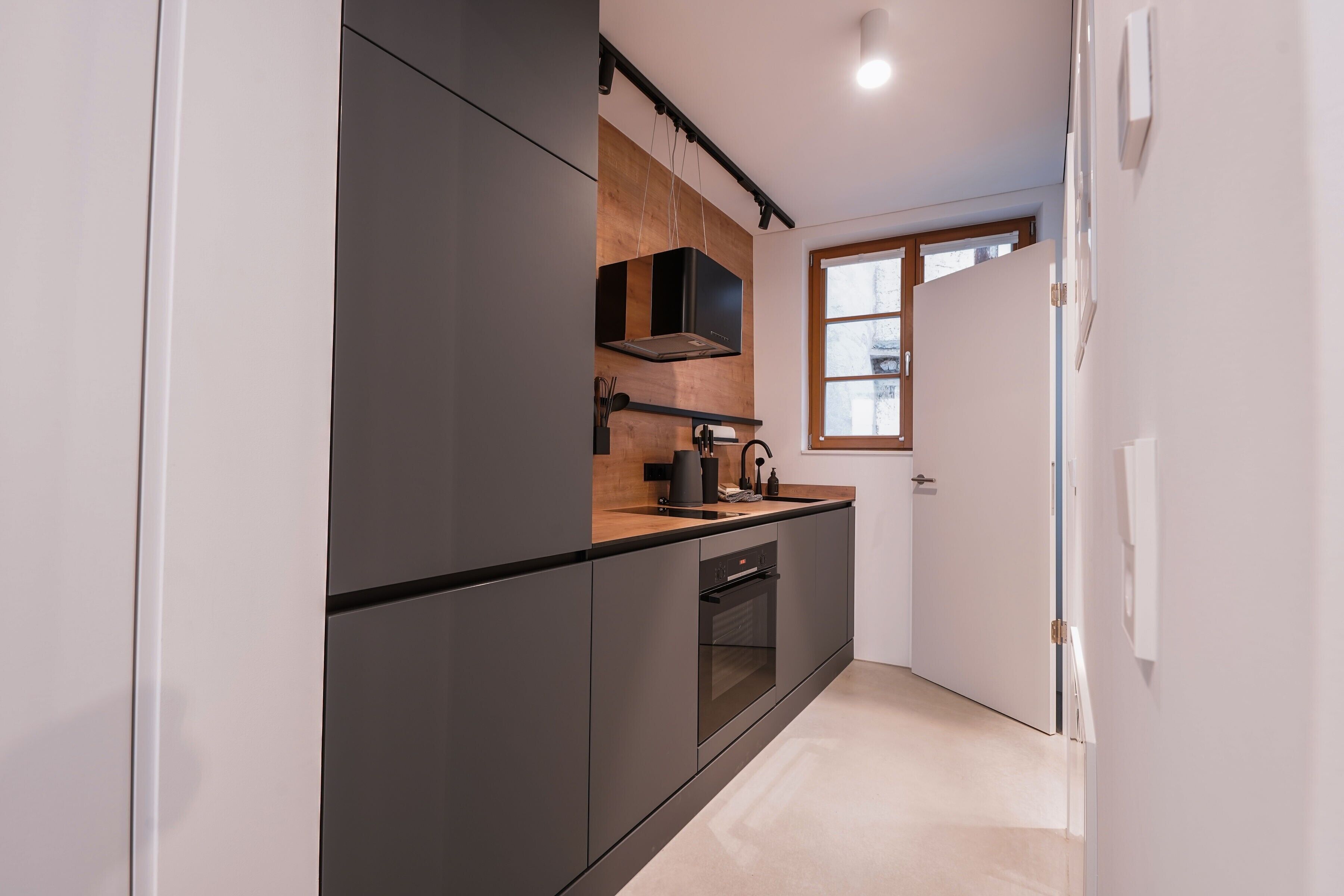 Réfrigérateur, un four, surface de cuisson, lave-vaisselle