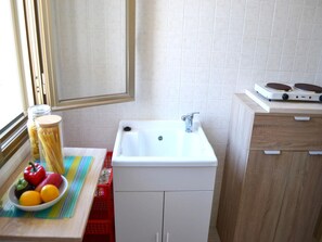 Fridge, oven, stovetop, cookware/dishes/utensils - Kitai air-conditioned studio holiday home in San Foca (San Foca)