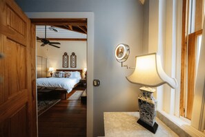 1 dormitorio, tabla de planchar con plancha, wifi y ropa de cama