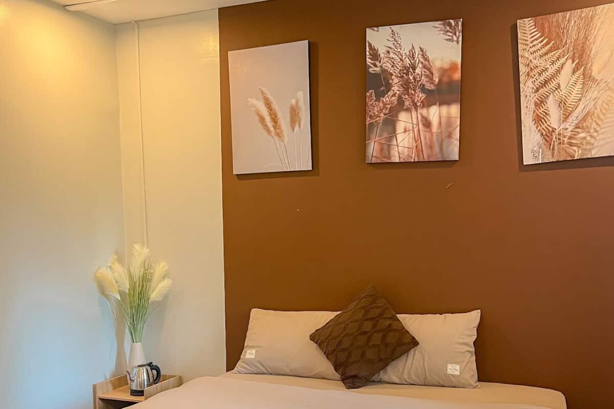 Eenvoudige kamer | Een bureau, gratis wifi, beddengoed