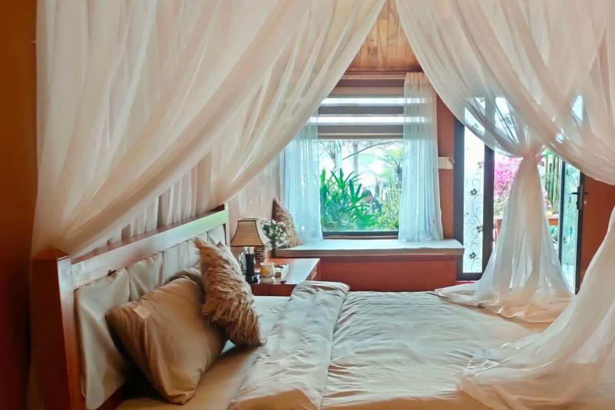 Deluxe kamer | Een bureau, gratis wifi, beddengoed