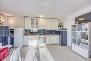 Familienhaus, Mehrere Schlafzimmer, Bergseite (Haven Near The River) | Eigene Küche | Kühlschrank, Mikrowelle, Ofen, Herdplatte
