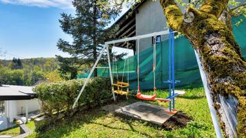 Family House, Multiple Bedrooms, Mountainside (Haven Near The River) | Kawasan kanak-kanak
