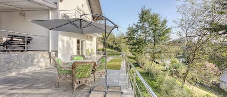 Casa familiar, varias habitaciones, junto a la montaña (Haven Near The River) | Restaurante al aire libre