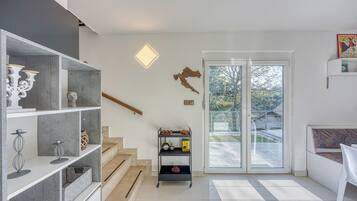 Family House, Multiple Bedrooms, Mountainside (Haven Near The River) | Bahagian dalam