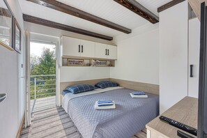 4 bedrooms, iron/ironing board, free WiFi, bed sheets - Haven Near The River (Duga Resa)