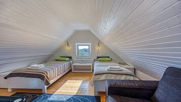 4 bedrooms, iron/ironing board, free WiFi, bed sheets