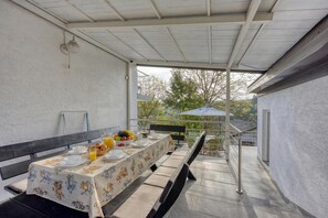 Familjehus - flera sovrum - intill bergen (Haven Near The River) | Restaurang utomhus
